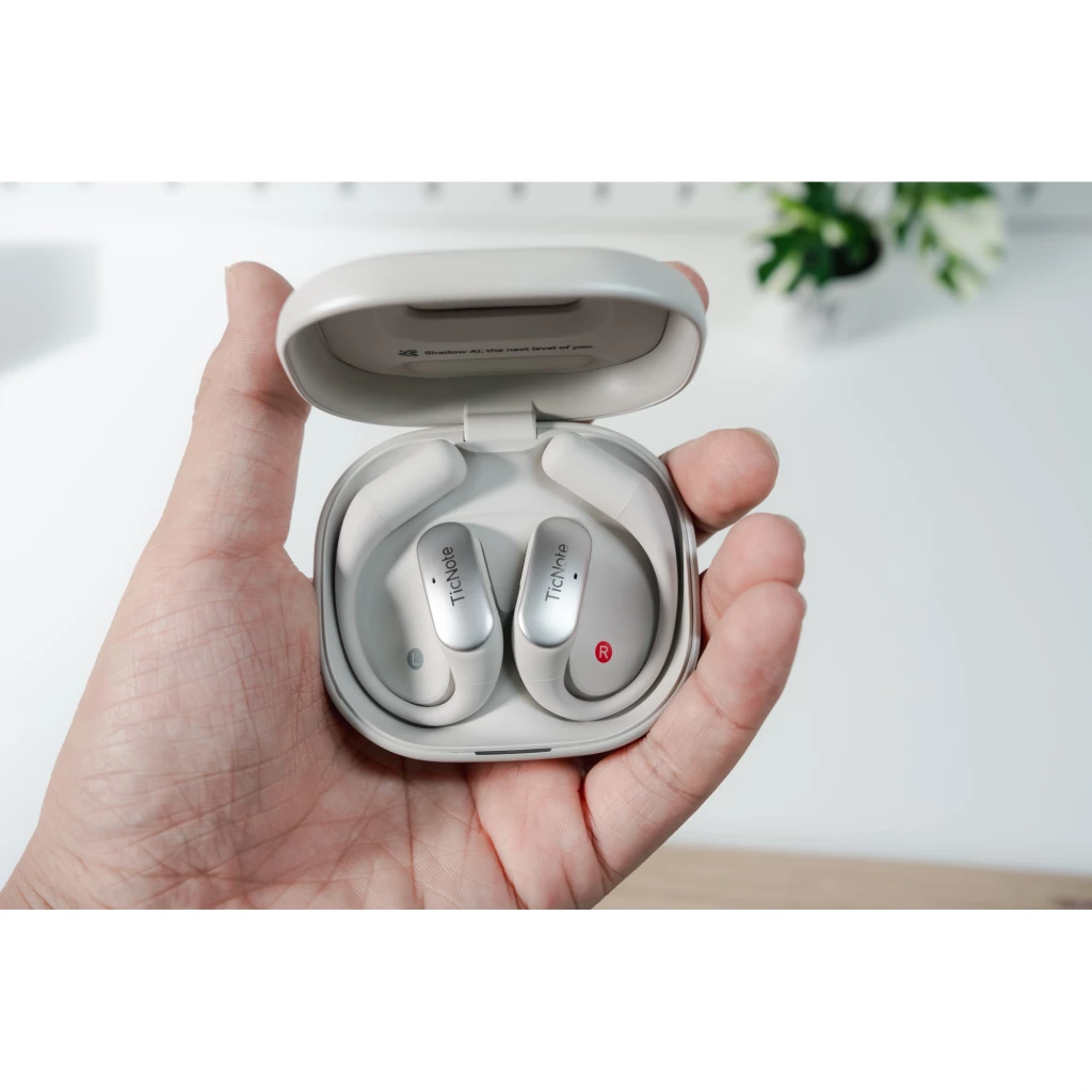 TicNote Pods 4G Blanco en estuche de carga blanco mate; auriculares open-ear curvos con panel plateado, almohadillas suaves y luz indicadora roja - Ítem12
