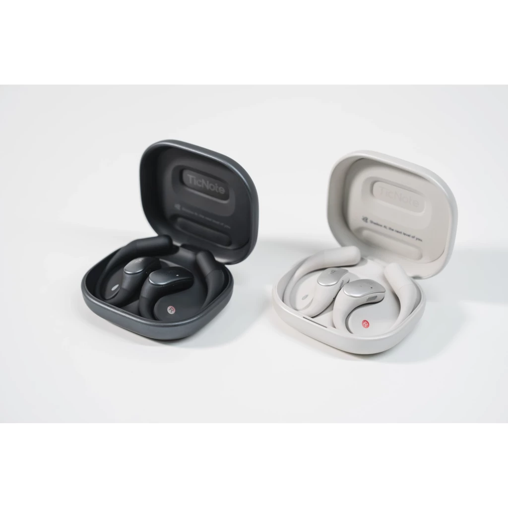 TicNote Pods 4G Blanco en estuche de carga blanco mate; auriculares open-ear curvos con panel plateado, almohadillas suaves y luz indicadora roja - Ítem11