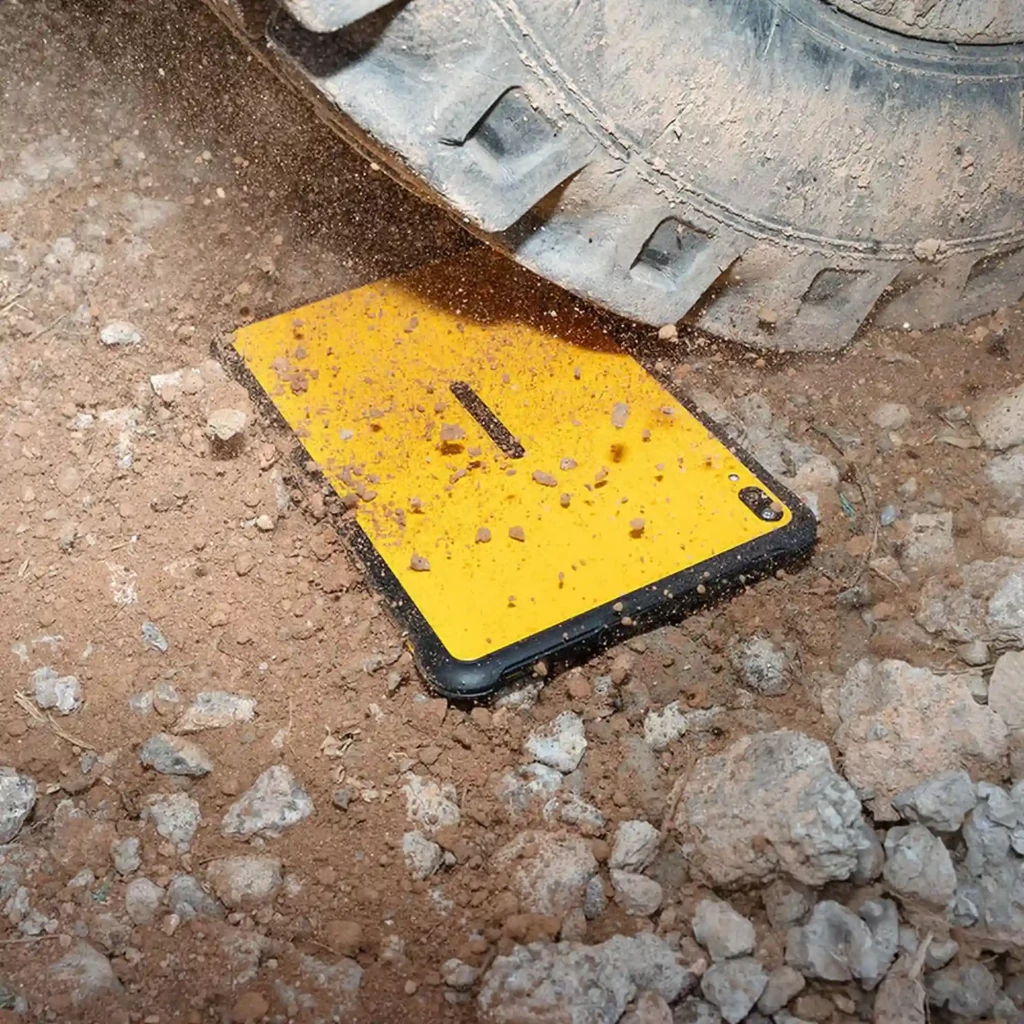 Tablette robuste noire avec coque rainurée, double caméra arrière, grand écran bord fin affichant snowboarder, ports renforcés et bords antichoc - Ítem5