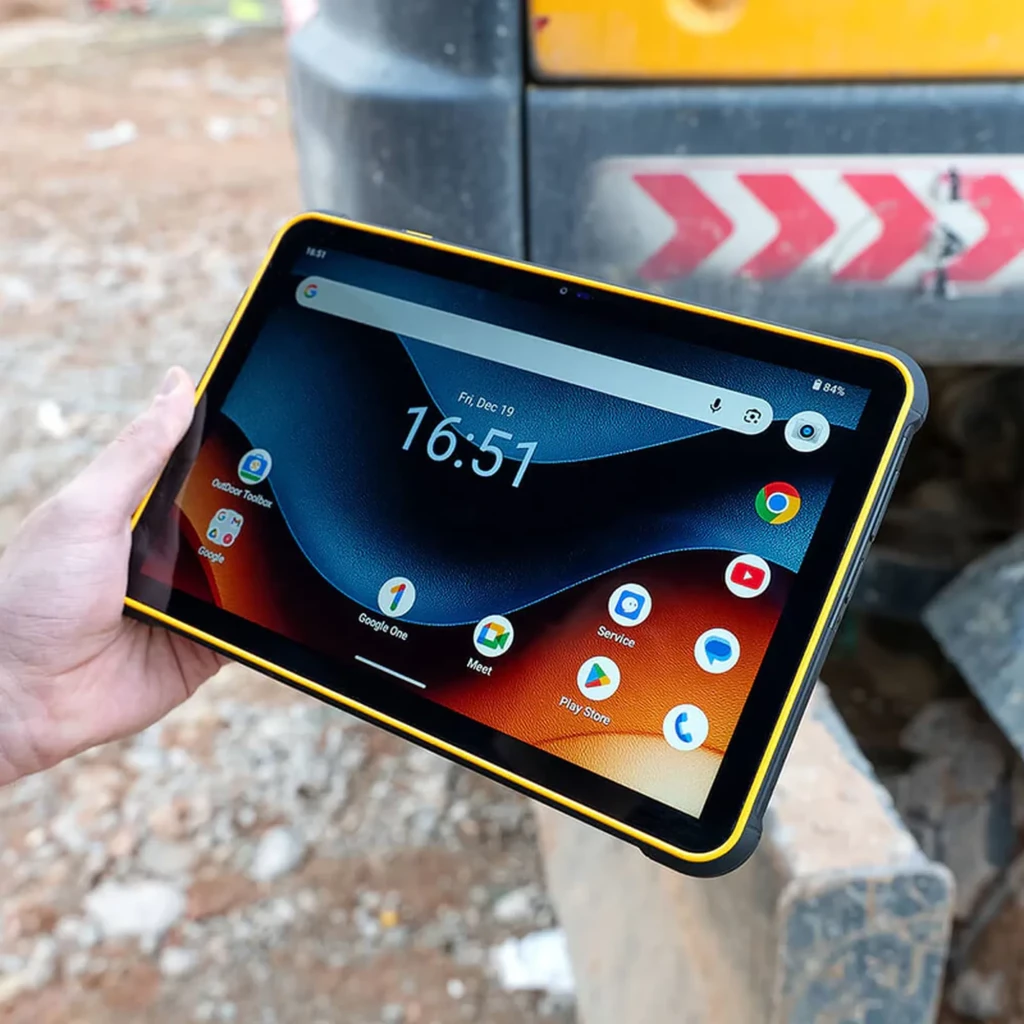 Tablette robuste noire avec coque rainurée, double caméra arrière, grand écran bord fin affichant snowboarder, ports renforcés et bords antichoc - Ítem4