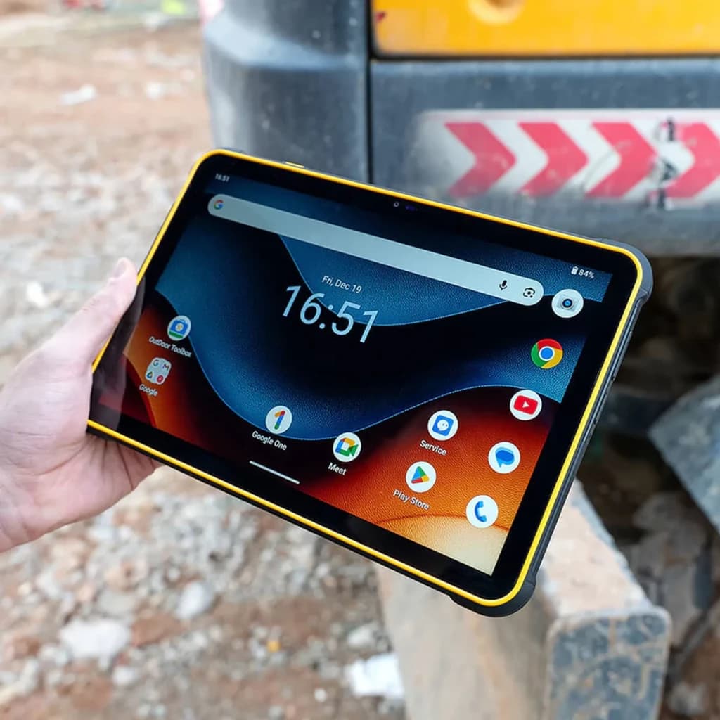 Tablette robuste Ulefone RugKing Pad 2 Pro noire, grand écran avec bord jaune, interface Android visible, prise en main extérieure sur chantier poussiéreux