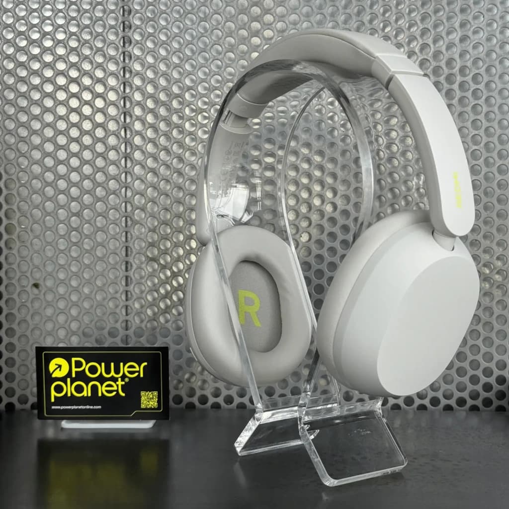 Auscultadores Redmi Headphones Neo brancos em suporte acrílico, conchas ovais, acolchoamento macio, logo R visível e detalhe verde Power Planet ao lado