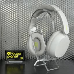 Auscultadores Redmi Headphones Neo brancos em suporte acrílico, conchas ovais, acolchoamento macio, logo R visível e detalhe verde Power Planet ao lado