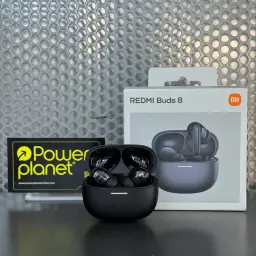 Boîtier noir Redmi Buds 8 ouvert avec écouteurs intra noir mat, LED frontale discrète. Boîte du produit à l’arrière, design compact et épuré.