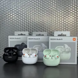 Étui compact avec écouteurs Redmi Buds 8 en noir, blanc et vert menthe, boîtier arrondi à LED, embouts intra-auriculaires, design minimal et soigné