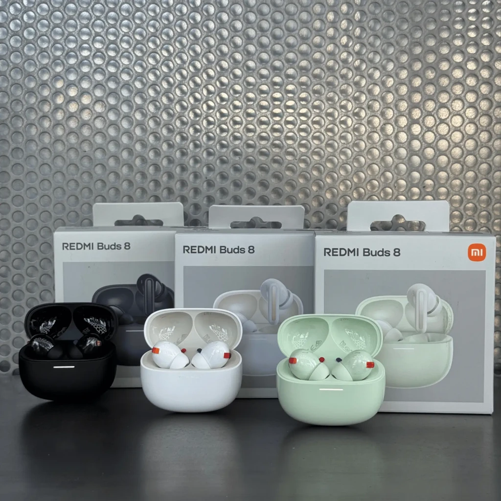 Boîtier noir mat avec écouteurs intra-auriculaires blanc, tiges brillantes, indicateur LED discret sur l’étui, design compact et minimaliste - Ítem4