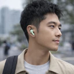 Écouteur sans fil blanc Xiaomi Redmi Buds 8 ANC dans l oreille, design compact et lisse, tige courte, ajustement discret pour usage urbain