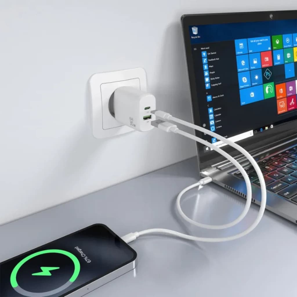 Carregador de parede Aisens GaN A110-0923 de 30 W, cor branca, com portas USB-C e USB-A. Design compacto, com dois cabos para ligar ao portátil e ao smartphone