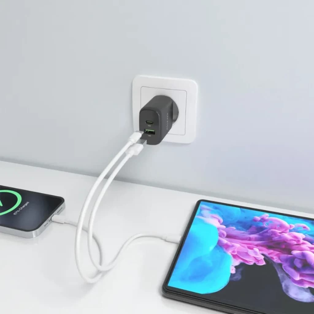 Carregador de parede Aisens GaN A110-0924 preto de 30 W com portas USB-C e USB-A, compacto, ligado à tomada e a carregar telemóvel e tablet com dois cabos