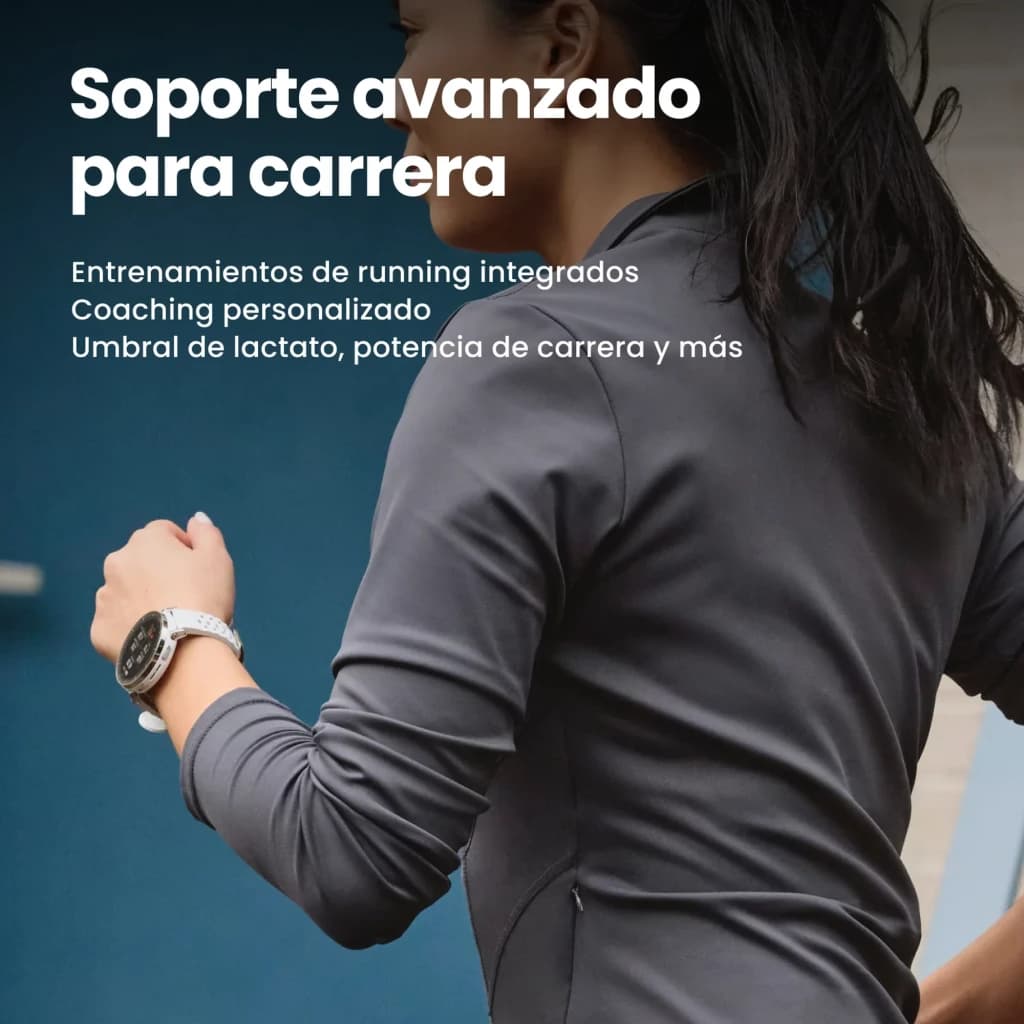 Amazfit Active 3 Premium smartwatch plateado con pantalla AMOLED 1.32 táctil, bisel metalizado Apex Silver y correa deportiva clara en muñeca femenina
