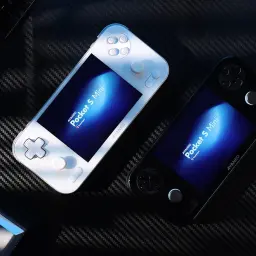 Ayaneo Pocket S Mini 8GB/128GB Blanco - Consola Retro portátil blanca con pantalla central, cruceta grande, cuatro botones frontales y joysticks duales