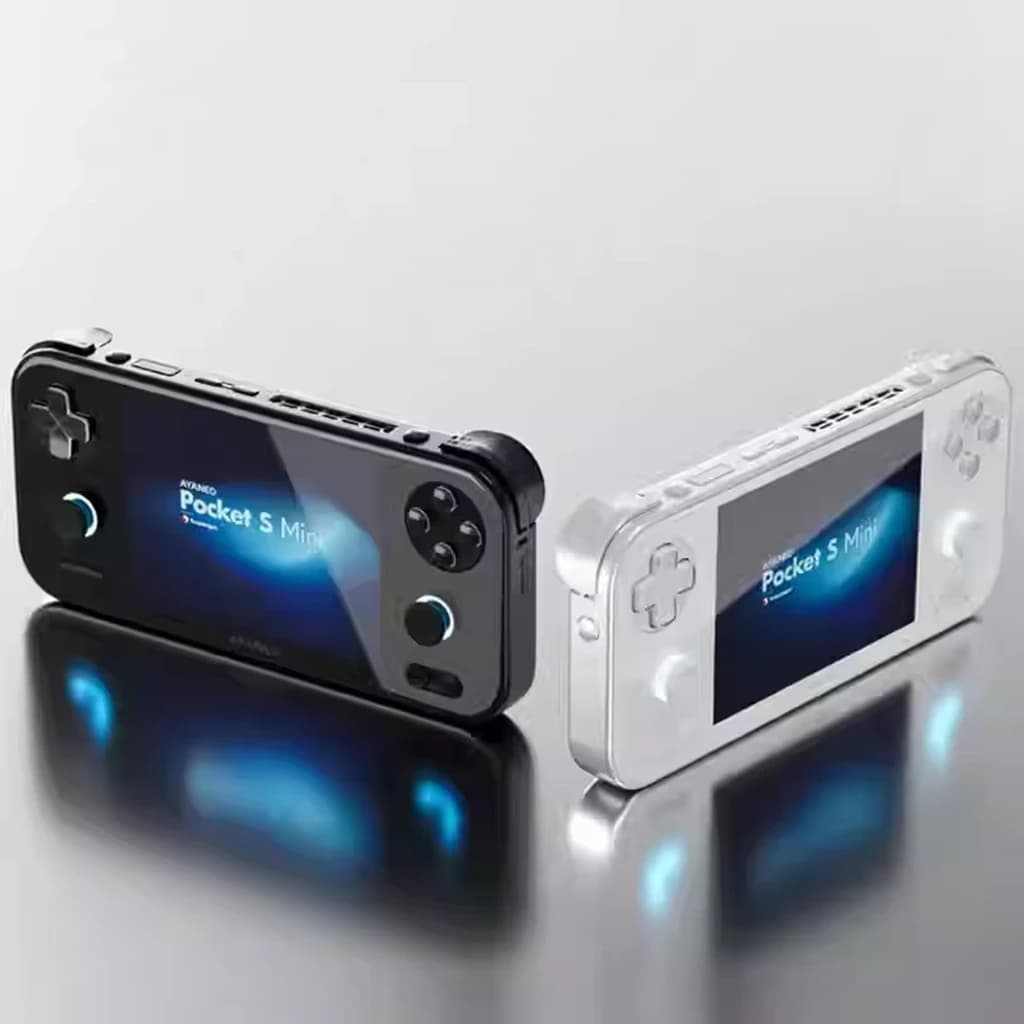 Consola Ayaneo Pocket S Mini negra con pantalla LCD 4.3, cruceta y botones frontales; diseño compacto y moderno junto a variante en color blanco.