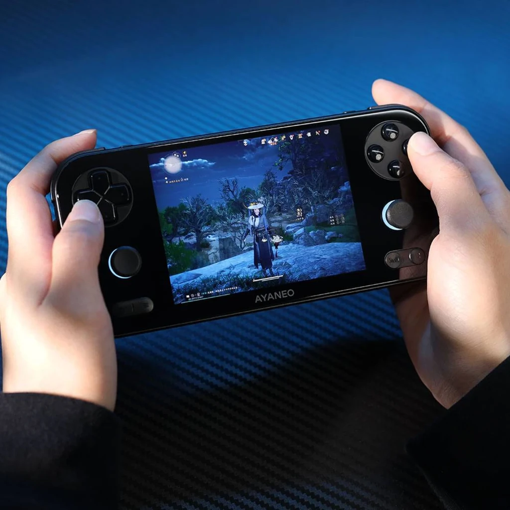 Console portable noire compacte avec écran LCD 4,2 pouces 4:3, croix directionnelle à gauche, deux sticks, quatre boutons à droite et haut‑parleurs - Ítem2