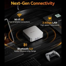GEEKOM A8 com conectividade Wi-Fi 6E, LAN de 2,5 Gbps e Bluetooth 5.2 num ambiente de secretária para jogos