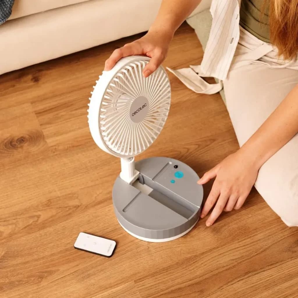 Ventilateur sur pied pliable Cecotec EnergySilence 800 FoldAir, socle circulaire gris avec commandes bleues, tête blanche orientable et télécommande incluse
