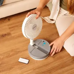 Ventilateur sur pied pliable Cecotec EnergySilence 800 FoldAir, socle circulaire gris avec commandes bleues, tête blanche orientable et télécommande incluse