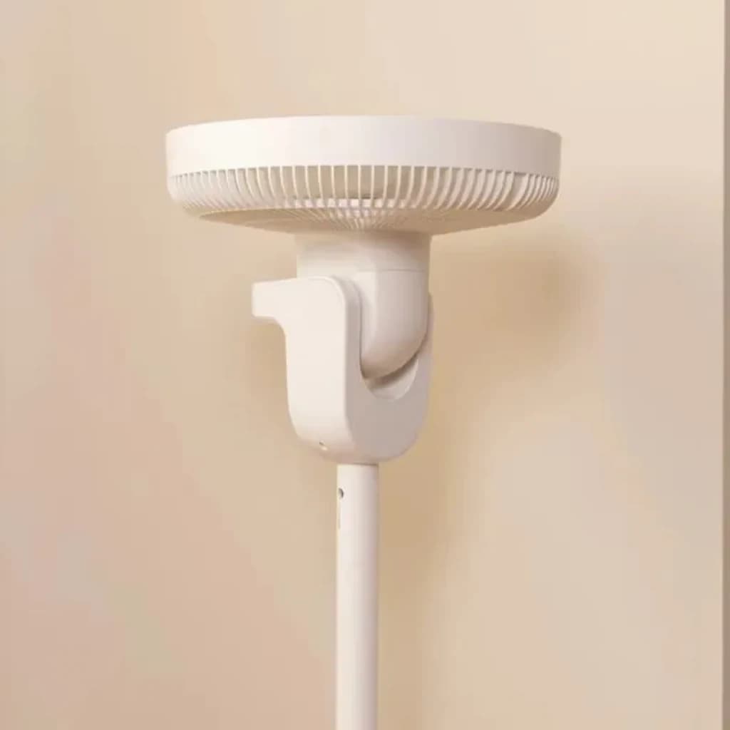 Ventilateur sur pied beige à tête ronde compacte, grille fine et support articulé réglable, design minimaliste et silencieux pour rafraîchissement
