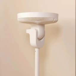 Ventilateur sur pied beige à tête ronde compacte, grille fine et support articulé réglable, design minimaliste et silencieux pour rafraîchissement