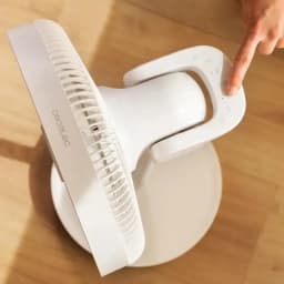 Ventilateur blanc compact avec tête oscillante, grille large et panneau tactile supérieur; poignée intégrée pour transport facile, design moderne et stable