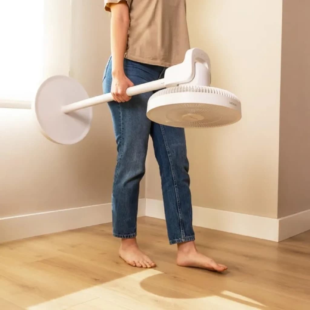 Ventilateur sur pied blanc portable, tête ronde inclinable, design minimaliste, léger, transporté à la main, base large stable, ailettes fines