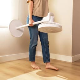 Ventilateur sur pied blanc portable, tête ronde inclinable, design minimaliste, léger, transporté à la main, base large stable, ailettes fines