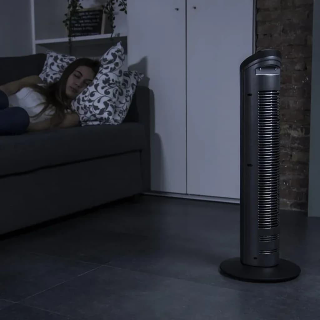 Ventilador Cecotec EnergySilence 890 Skyline ubicado en un dormitorio