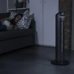 Ventilador Cecotec EnergySilence 890 Skyline ubicado en un dormitorio