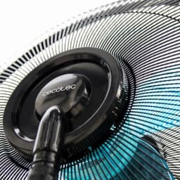Cecotec EnergySilence 690 Freshessence ventilador con rejilla metálica densa, aspas azules translúcidas y motor central negro de acabado brillante