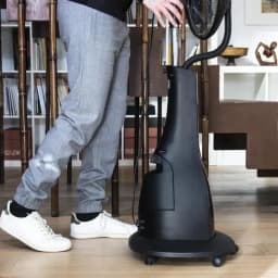 Cecotec EnergySilence 690 FreshEssence ventilador de pie negro con base estable y ruedas, tubo flexible hacia la rejilla, diseño moderno para interior