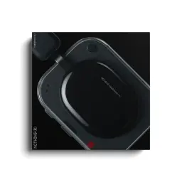 Nothing Headphone a Preto em destaque na caixa, design minimalista em preto com detalhes translúcidos e acentos vermelhos, cabo e conector visíveis no topo