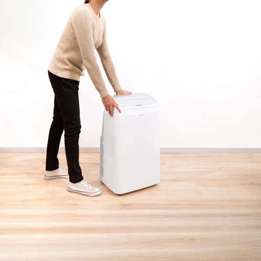 Aire Acondicionado Portátil Cecotec ForceClima 14600 Heating Blanco 14000 BTU/h Bomba de Calor, en uso: persona desplazando