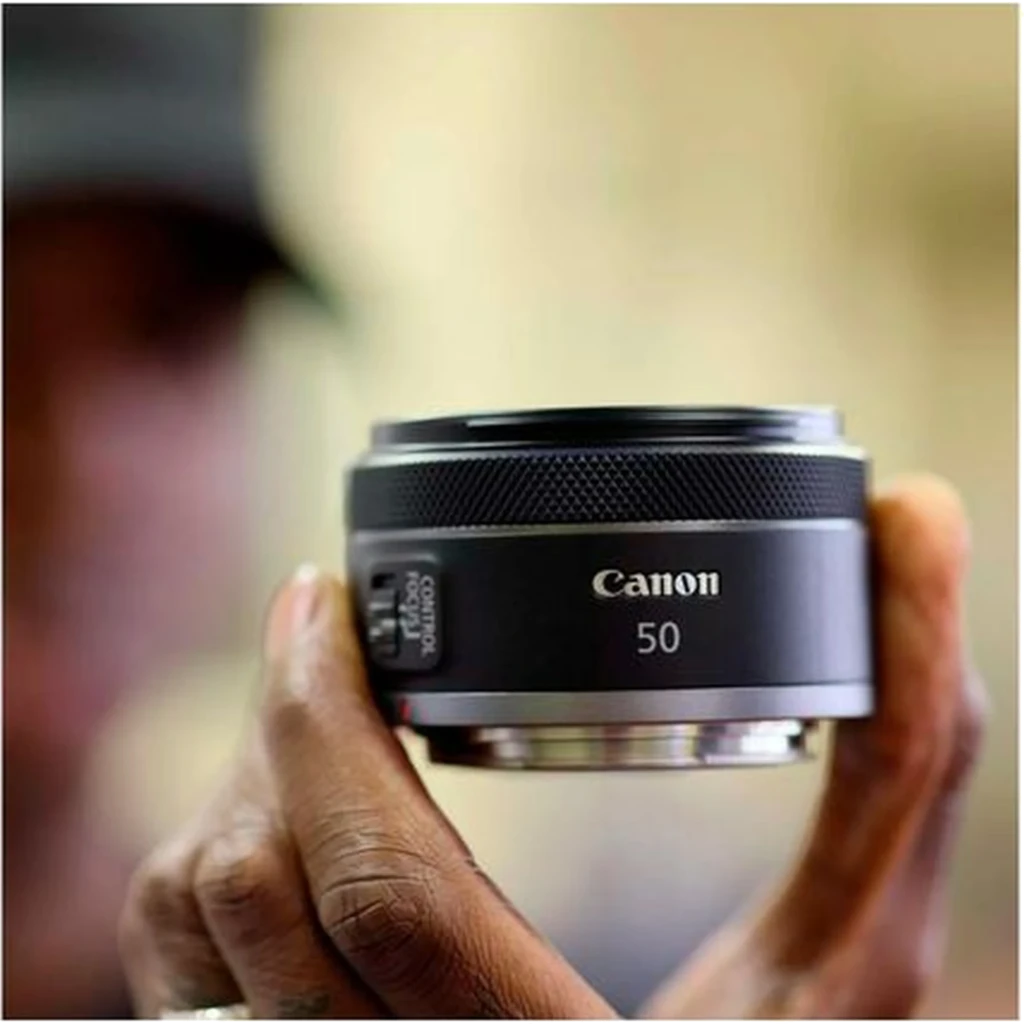 Lente Canon RF 50mm f1.8 STM compacta, corpo preto com anel de controle texturizado, marca 50 em destaque, montagem RF nativa para câmeras Canon EOS R - Item4