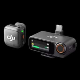 DJI Mic 3 avec un émetteur compact à clip LED vert et un récepteur USB‑C à écran couleur, molette orange et indicateurs de niveau audio