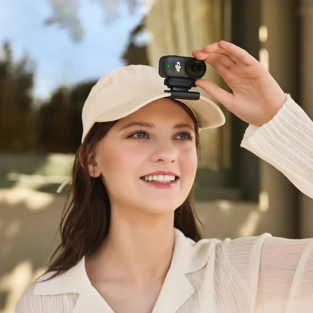Caméra DJI Osmo Nano Standard 4K fixée sur casquette, compacte et légère, objectif grand angle, stockage 128GB, clip discret pour prises mains libres