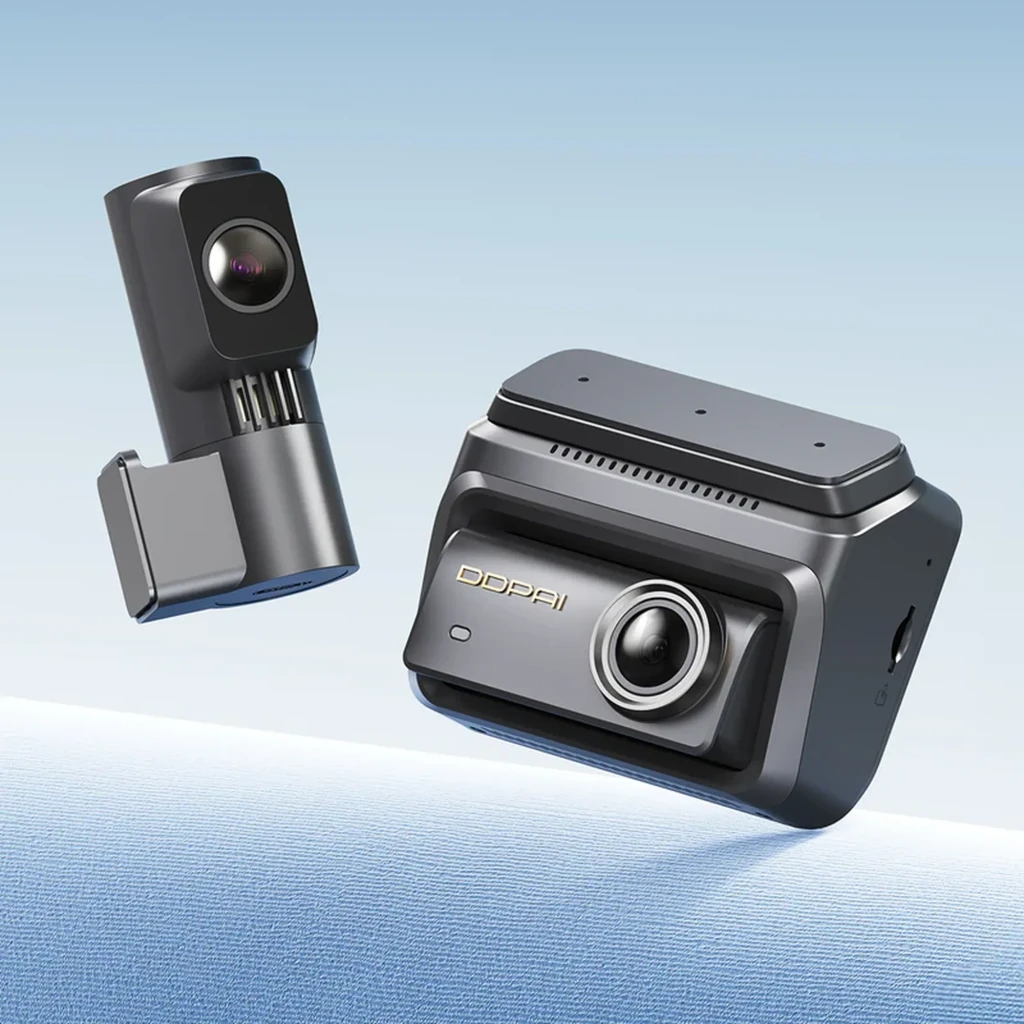 Cámara dash DDPAI Z90 2CH con lente 4K frontal, módulo trasero 4G, pantalla trasera integrada y memoria 64GB; diseño compacto en negro y gris - Ítem1