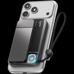 Power bank magnético negro con ventilador visible, enfriamiento activo, carga Qi2 25W, 10000 mAh, indicador LED y correa, acoplado a un smartphone plateado