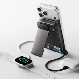 Power bank Sharge ICEMAG 3 Qi2 25W 10000mAh con soporte abatible, ventilación activa visible, carga magnética y múltiples dispositivos conectados
