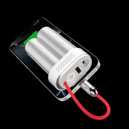 Power bank SHARGE Pouch Mini 30W 10000 mAh blanco con cable USB-C rojo integrado, puerto USB-A adicional y diseño compacto cilíndrico conectado a smartphone