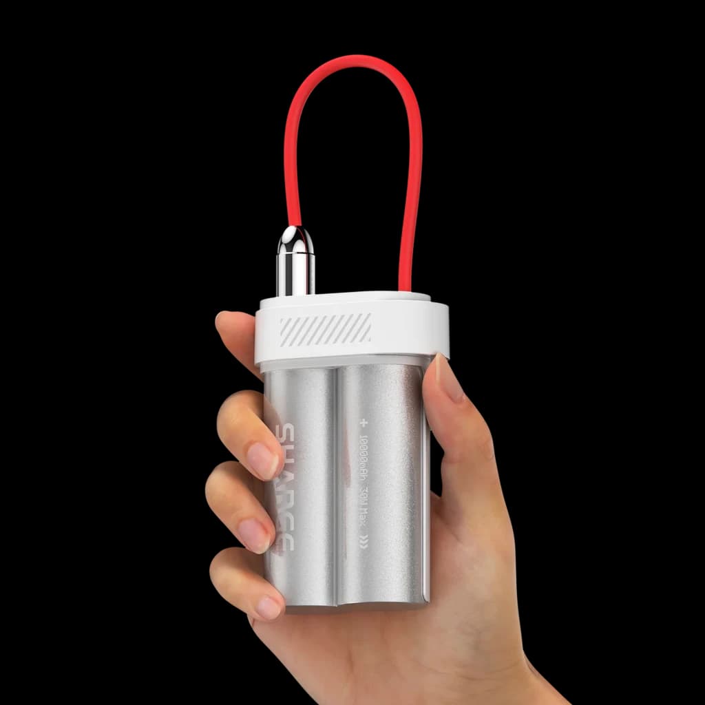 Power bank SHARGE Pouch Mini 30W 10000 mAh en color plata con carcasa metálica compacta, cable USB-C rojo integrado en la parte superior y diseño portátil