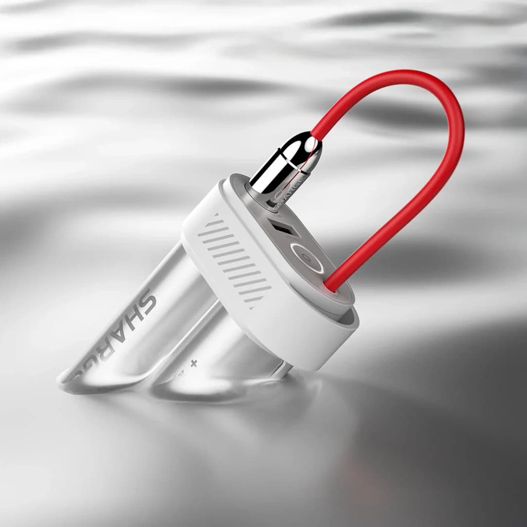 SHARGE Pouch Mini 30W 10000 mAh con carcasa plateada compacta, borde blanco con puerto USB-C y cable rojo integrado con conector metálico brillante