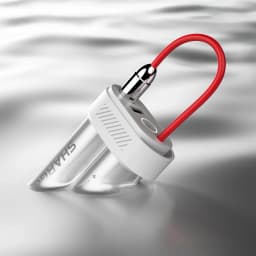 SHARGE Pouch Mini 30W 10000 mAh con carcasa plateada compacta, borde blanco con puerto USB-C y cable rojo integrado con conector metálico brillante