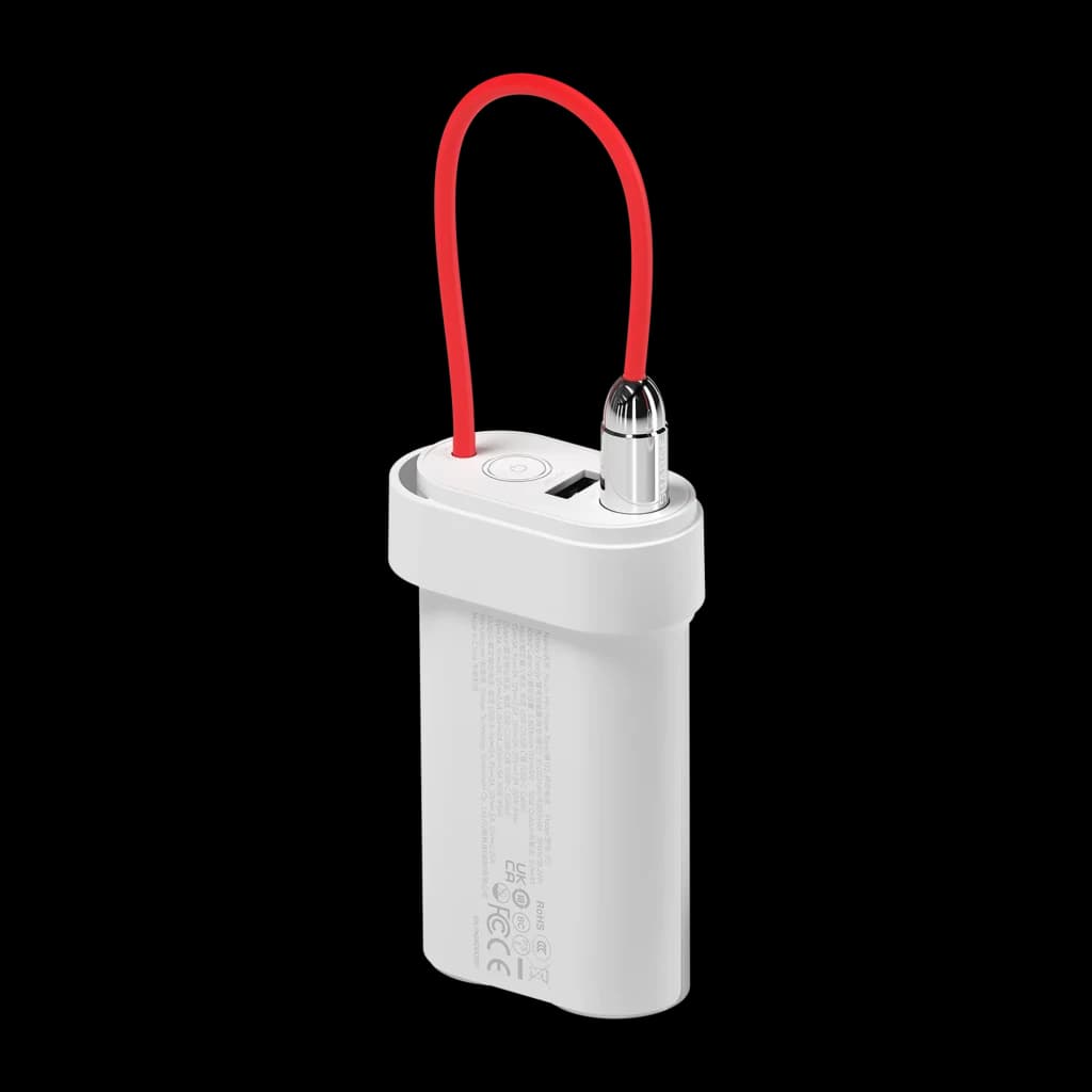 SHARGE Pouch Mini 30W 10000 mAh con cable USB-C rojo integrado, cuerpo blanco compacto, botón superior, puerto USB-A frontal y acabado minimalista