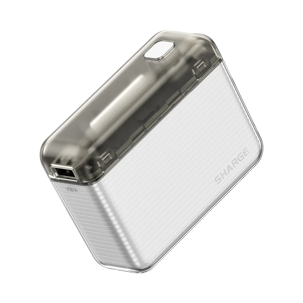 Power bank SHARGE Flow 20 W 10000 mAh transparente, corpo compacto com tampa translúcida, porta USB-A lateral e acabamento texturizado branco - Item1