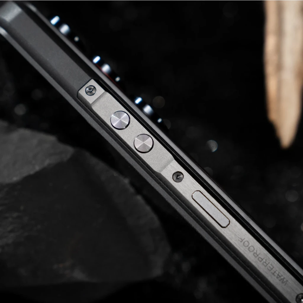 Oukitel WP66 5G preto robusto com corpo rugged, três câmeras traseiras destacadas, tela grande sem bordas finas e detalhes GT, resistente à água e impactos - Item2