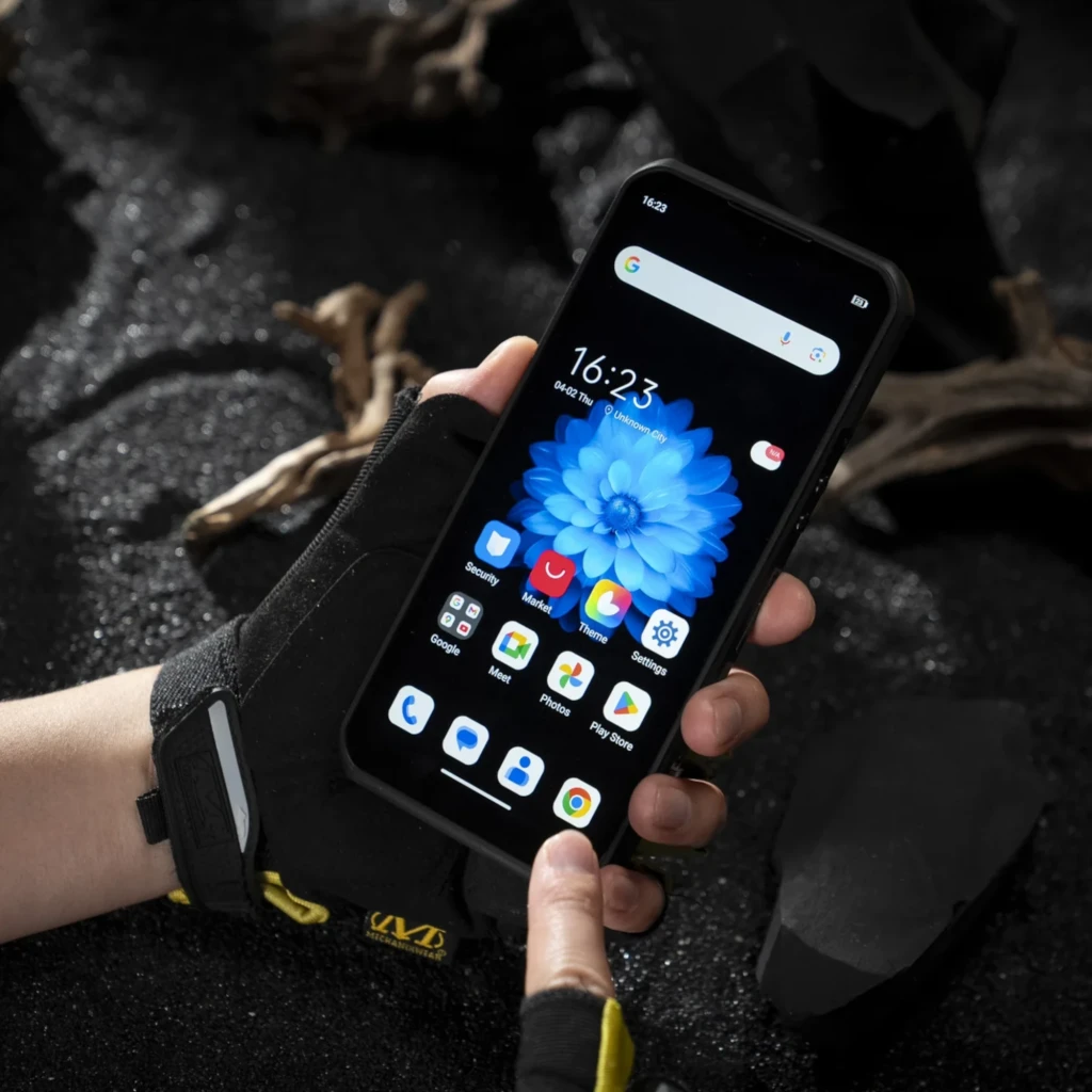 Oukitel WP66 5G preto robusto com corpo rugged, três câmeras traseiras destacadas, tela grande sem bordas finas e detalhes GT, resistente à água e impactos - Item3