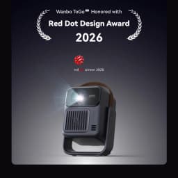 Projetor portátil Wanbo ToGo Pro 1080p com 500 ANSI lúmens, design premiado Red Dot 2026, corpo compacto cinza, alça integrada e lente frontal iluminada