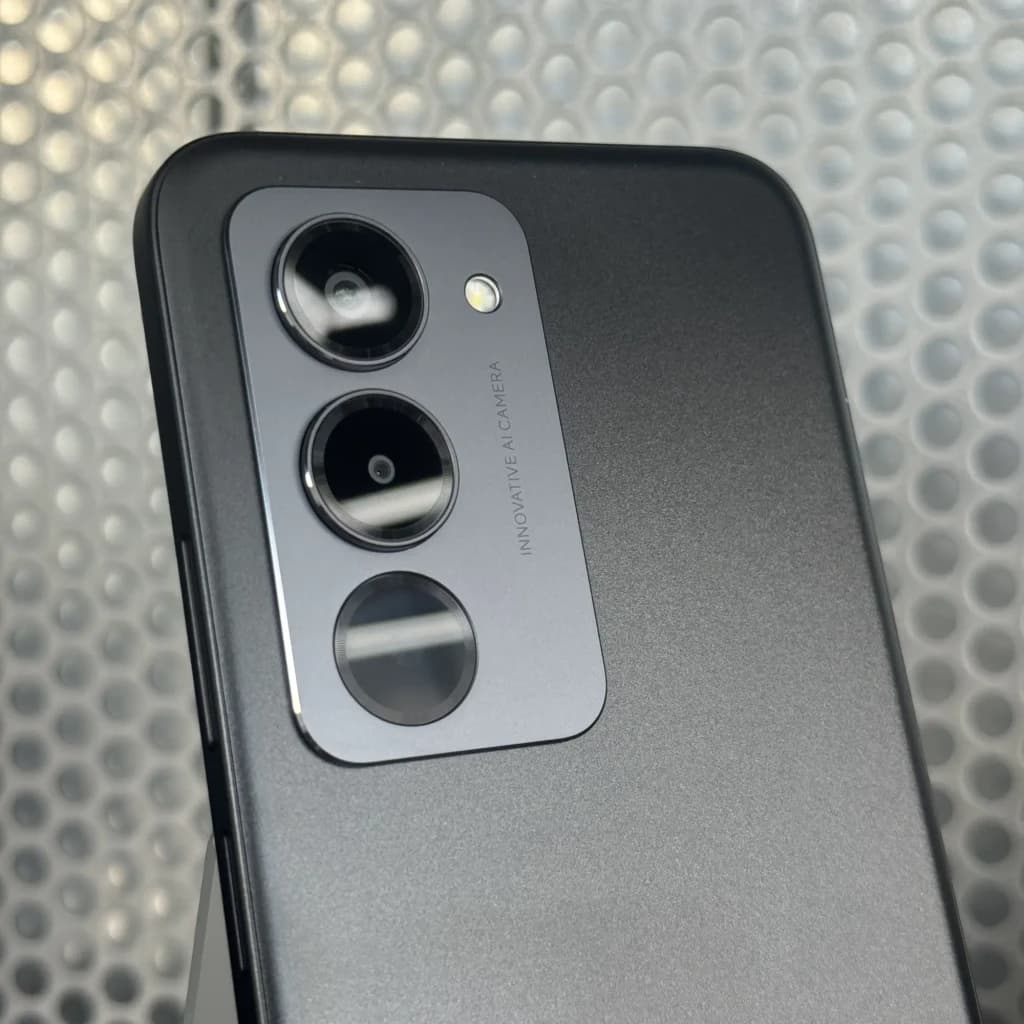 Xiaomi Poco M8s 5G 128 GB Preto 6 GB 7000 mAh com módulo de câmera tripla vertical, duas lentes grandes, flash LED e acabamento fosco elegante