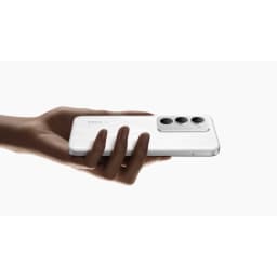 Xiaomi Poco M8s 5G branco com traseira perolada, módulo triplo de câmeras elevado, bordas arredondadas e acabamento premium fino e leve