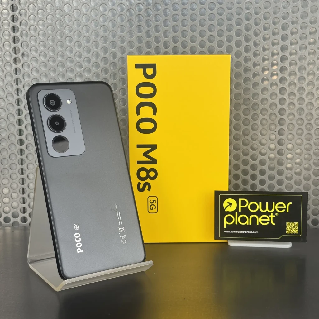 Xiaomi Poco M8s 5G blanco con triple cámara trasera vertical, módulo sobresaliente, pantalla frontal con biseles finos y orificio centrado para la cámara - Ítem1