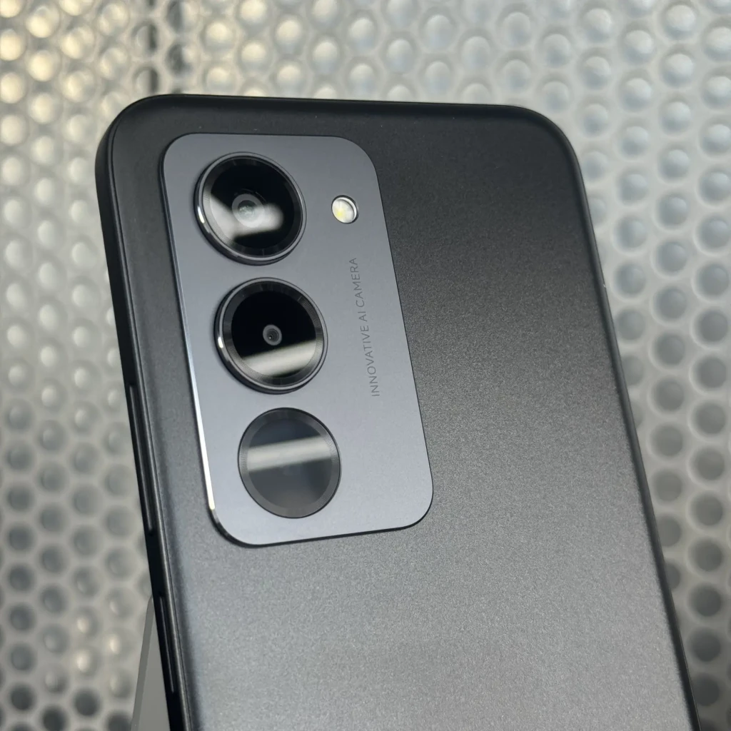Xiaomi Poco M8s 5G blanco con triple cámara trasera vertical, módulo sobresaliente, pantalla frontal con biseles finos y orificio centrado para la cámara - Ítem3